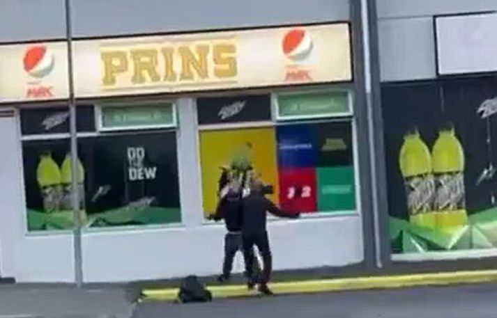 Árásarmaðurinn fjær og hinn karlmaðurinn svartklæddur nær.