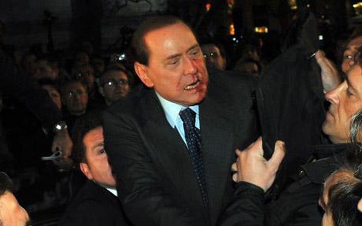 Berlusconi, rétt eftir árásina.