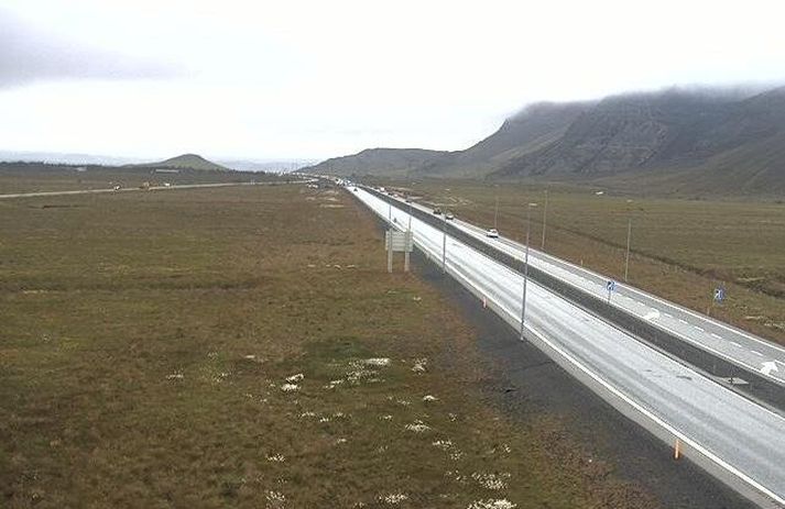 Eins og sjá má er enginn bíl á Suðurlandsvegi á leið í austurátt en greina má bíla aka Ölfusveg sunnan Suðurlandsvegar.