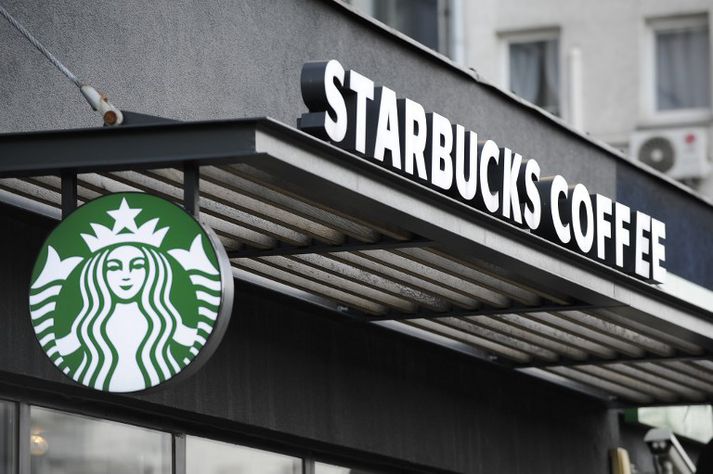 Starbucks hefur sætt gagnrýni fyrir að mismuna viðskiptavinum eftir kynþætti í kjölfar uppákomunnar.