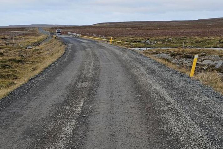Myndin sýnir aksturátt bílsins að slysstað. Á myndinni eru hjólför á þessum einnar akreinar malarvegi fyrir umferð í báðar áttir og engin umferðarmerki sjáanleg. Slysið varð 24. september 2024.