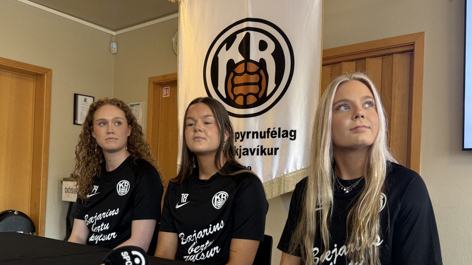 KR blæs í herlúðra: Sara Rún og Emma Sóldís í Vest
