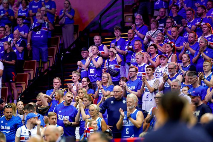 Stuðningsfólk Íslands í stúkunni í Katowice.