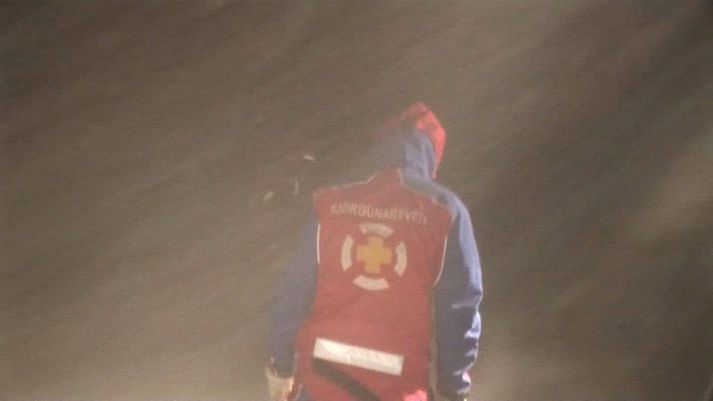 Göngumenn eru lagðir af stað upp á fjallið til að leita að konunni