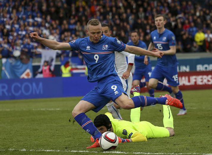 Kolbeinn Sigþórsson tryggir hér Íslandi 2-1 sigur á Tékkum og þar með toppsætið í riðlinum. 