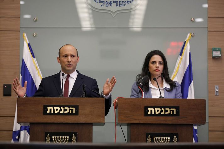 Menntamálaráðherrann Naftali Bennett og dómsmálaráðherrann Ayelet Shaked á blaðamannafundi í morgun.