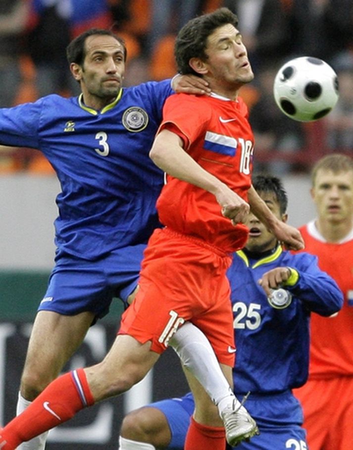 Rússinn Yuri Zhirkov (til hægri) í baráttu við leikmann Kasakstans í æfingaleik liðanna á dögunum.