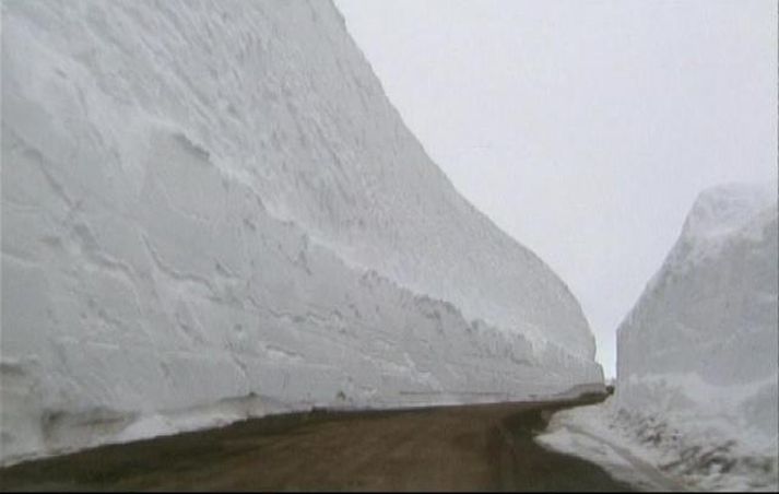 Frá Hrafnseyrarheiði. Mikið fannfergi varð til þess að Vegagerðin hætti við að moka í síðasta mánuði.