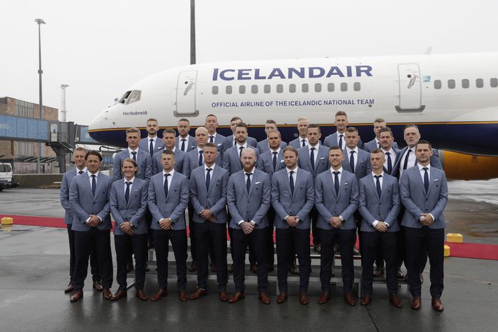 Strákarnir okkar fyrir framan vél Icelandair rétt fyrir brottför frá Keflavík í morgun.