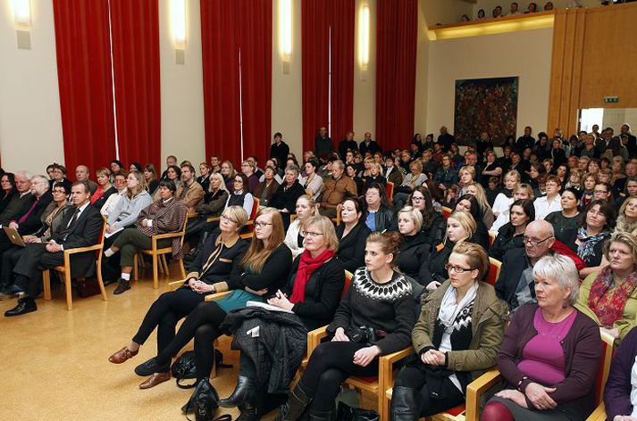 Fullt var út úr dyrum í Hátíðarsal HÍ þegar Guðrún Ebba Ólafsdóttir, Dr. Marie Fortune og fleiri fyrirlesarar fluttu erindi um kynferðisbrot innan íslensku þjóðkirkjunnar. fréttablaðið/stefán