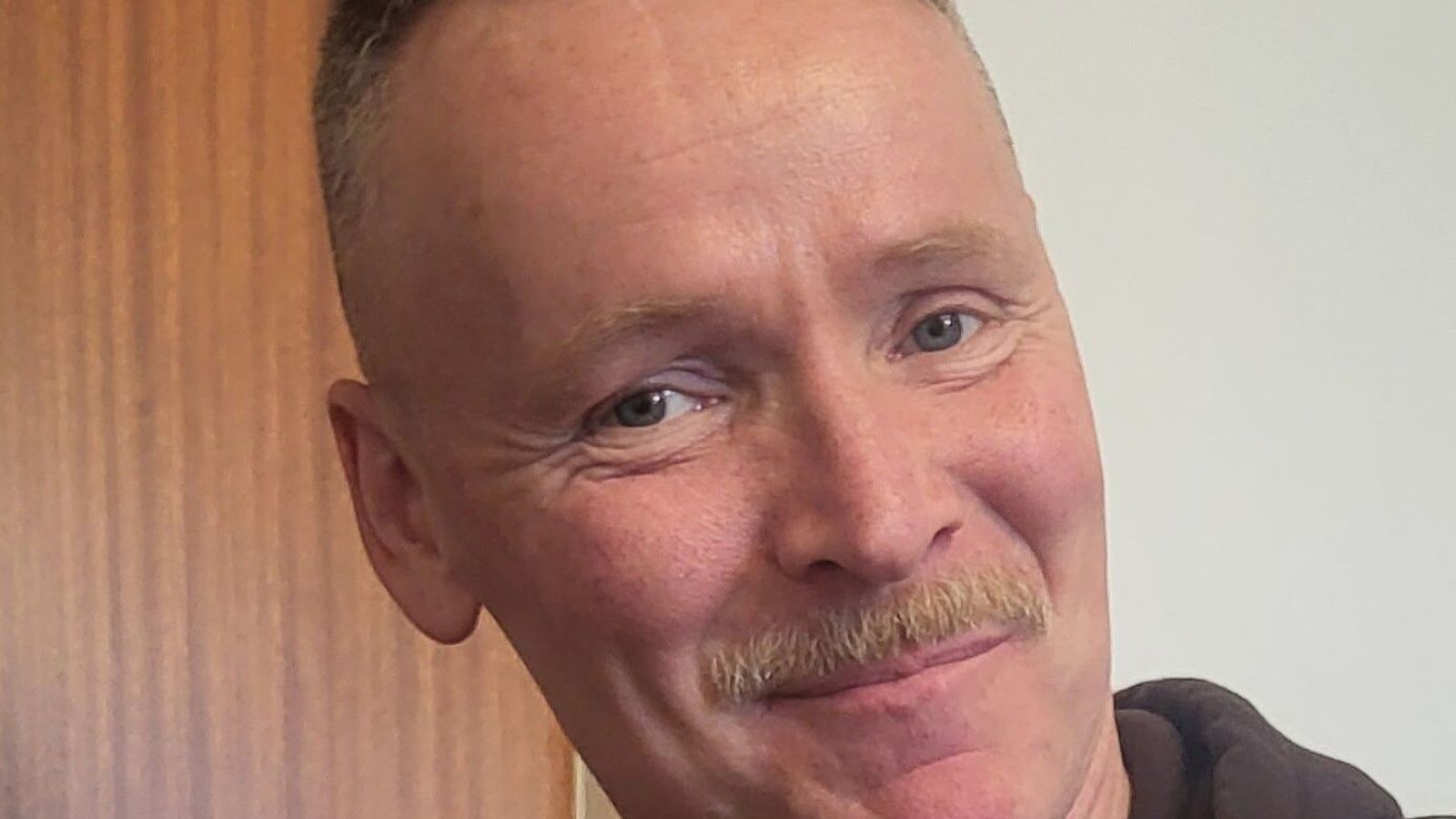 Stígur fram sem „al­ræmdur faðir“ í Vestur­bænum