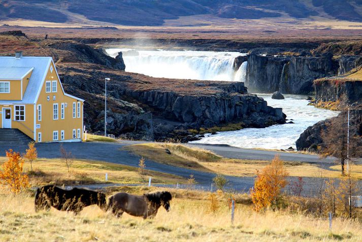 Stendur rétt við Goðafoss eins og sjá má á myndinni.