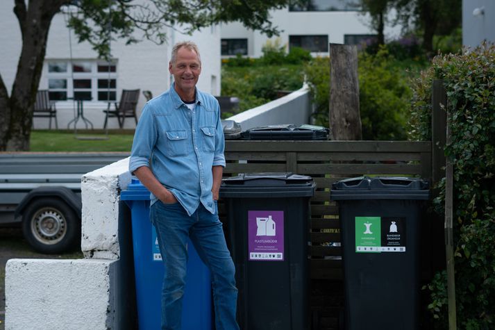 Þorsteinn fékk nýja tvískipta tunnu við húsið og svo var ein svört endurmerkt fyrir plast. 