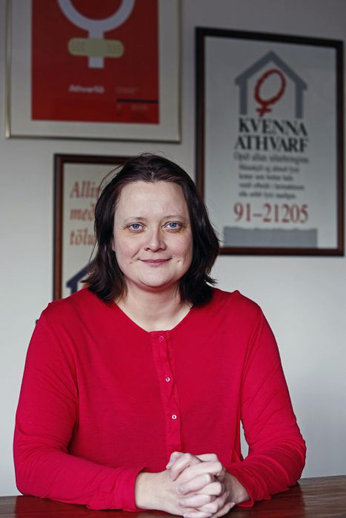 Sigþrúður Guðmundsdóttir segir að konur eigi erfitt með að hefja nýtt líf eftir dvöl í Kvennaathvarfinu vegna húsnæðisskorts og bágrar fjárhagsstöðu. 