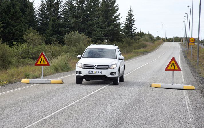 Aka þarf yfir óbrotna línu á miðjum Álftanesvegi til að komast fram hjá nýjum hraðahindrunum. 