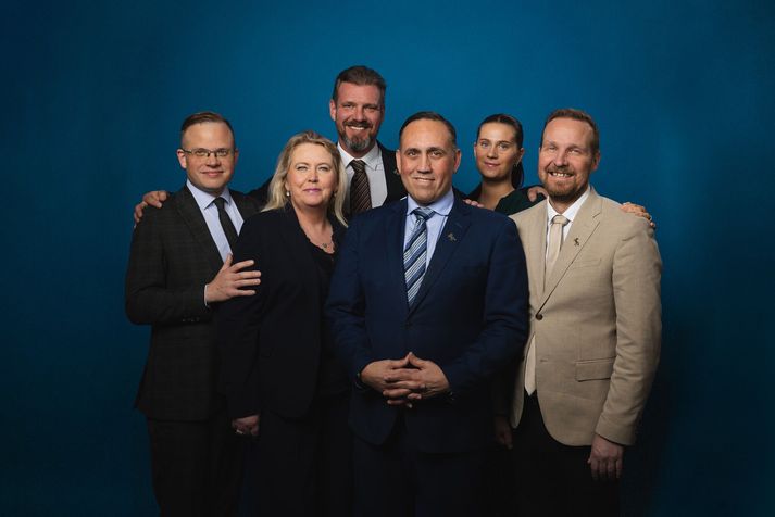 Þau skipa efstu sex sætin.