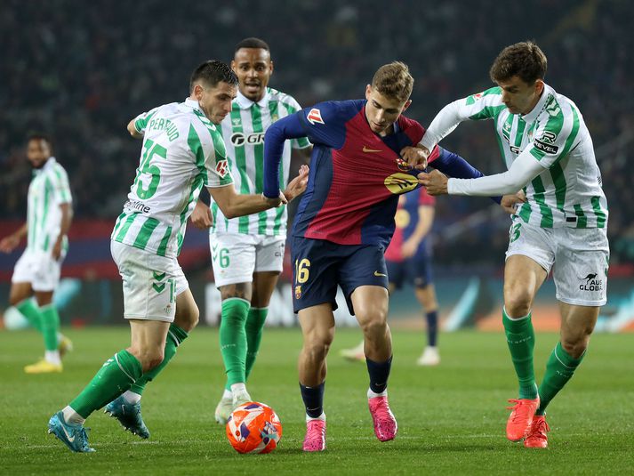 Leikmenn Real Betis reyndu ýmislegt til að reyna að stöðva Fermin Lopez í leiknum í kvöld.