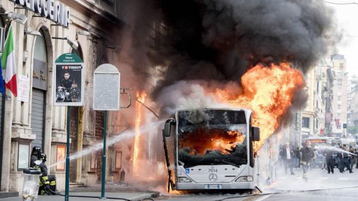 Eldur kom upp í rómverskum strætisvagni í gær. Bíllinn er gjörónýtur eftir brunann.