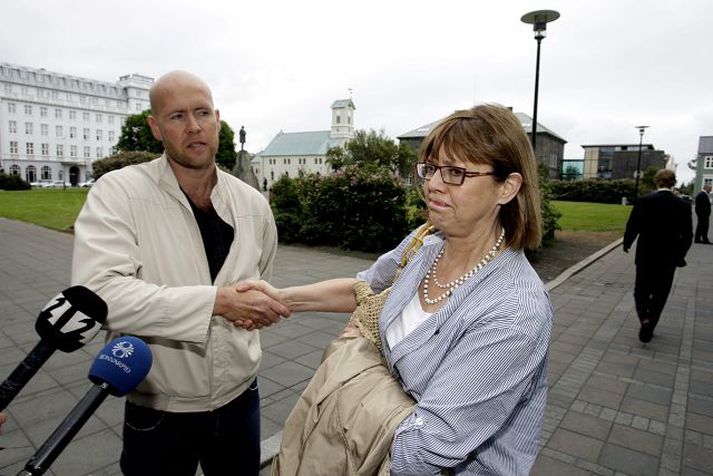 ósvaldur og álfheiður Ósvaldur Knudsen tekur Álfheiði Ingadóttur, formann viðskiptanefndar, tali en viðskiptanefnd sinnti kalli SPRON og breytti lögunum.fréttablaðið/valli