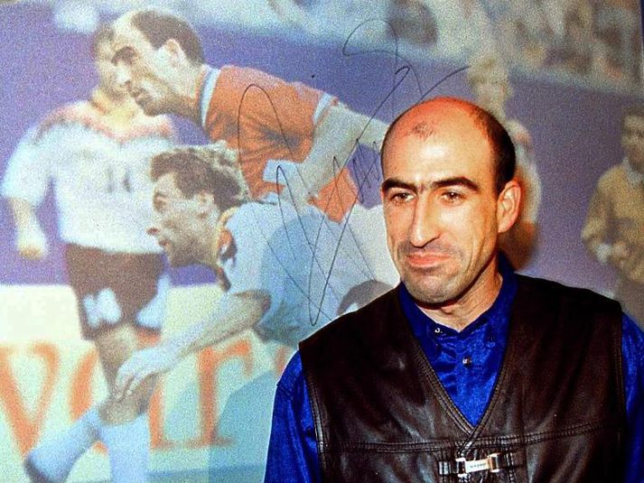 Lechkov fyrir framan mynd af hans frægasta marki fyrir búlgarska landsliðið.