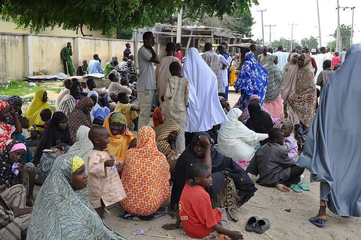 Flóttamenn frá Bama leita hælis í skólabyggingu í borginni Maiduguri, stærstu borg Borno-ríkis.