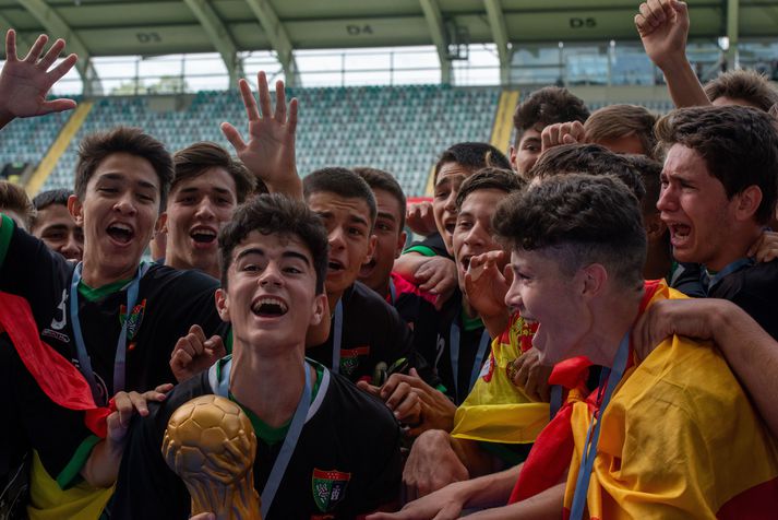 Gothia Cup í Gautaborg á að snúast um fótbolta og gleði en er að færa heiminum alltaf mikið af leiðinlegum fréttum síðustu daga. Hér fagna ungir drengir sigri á mótinu fyrir nokkrum árum en myndin tengist fréttinni ekki beint.