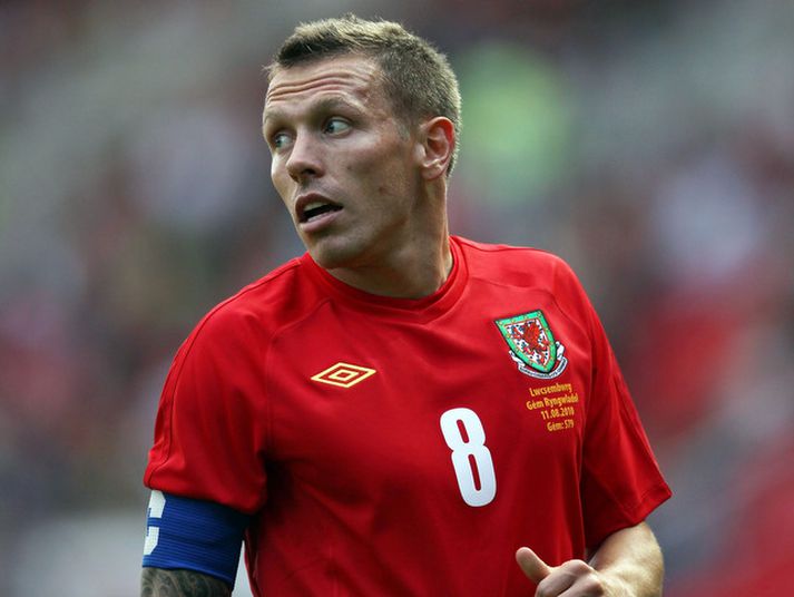 Craig Bellamy með fyrirliðabandið í landsleik með Wales.