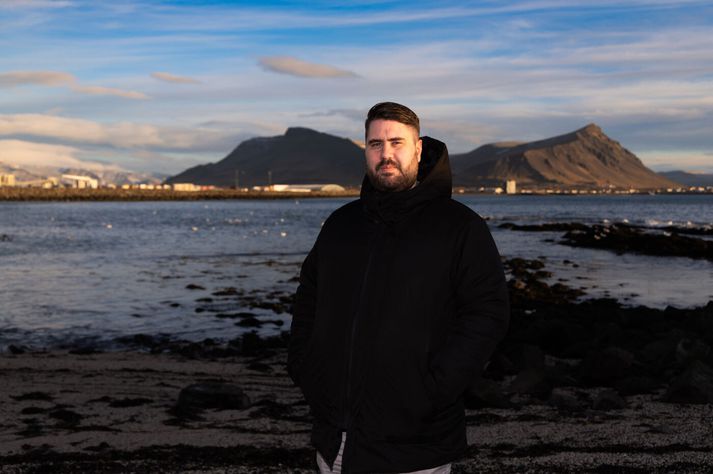 Róbert Orri Pétursson er tveggja drengja stjúppabbi og að vinna í meistararitgerðinni sinni í lögfræði. Róbert ræðir við okkur í dag um það sem allar fjölskyldur þekkja en enginn talar um: Að taka saman við maka sem á börn fyrir og verða stjúpforeldri. 