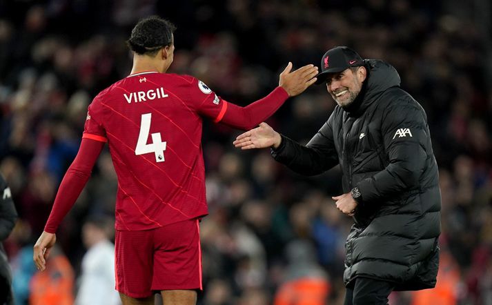 Jürgen Klopp fagnar sigrinum í gær með Virgil van Dijk en Liverpool er á mikilli sigurgöngu þessa dagana.