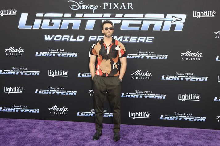 Chris Evans fer með aðalhlutverkið í „Ljósárí“. Hann er einnig þekktur fyrir að túlka ofurhetjuna Kaftein Bandaríkin í Marvel-myndasagnaheiminum sem Disney á einnig.