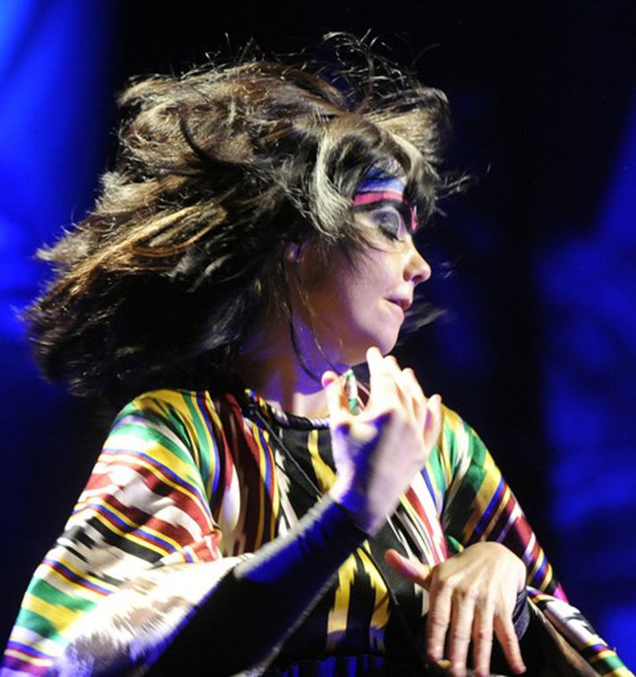 Björk og Gondry hafa áður unnið saman, hann leikstýrði myndböndunum við Bachelorette, Jóga, Hyper-Ballad, Army of Me, Isobel, Human Behaviour og Declare Independence.