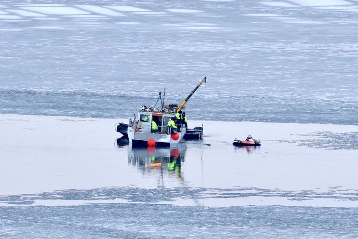 Kafarar á vegum Landhelgisgæslunnar, slökkviliðs og sérsveitar ríkislögreglustjóra hafa komið að björgunarstarfinu og er vonast til þess að verkið klárist í dag.