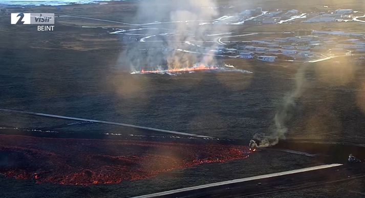 Sjá má hraun stíga upp aðeins fáeinum tugum metra frá húsum nyrst í bænum.