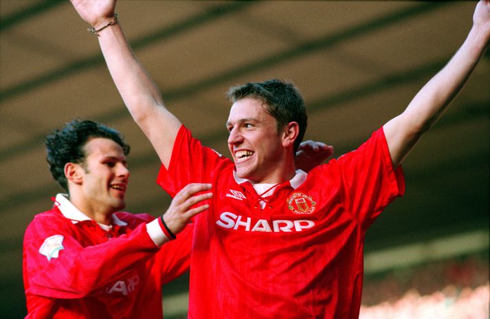 Lee Sharpe fagnar marki í leik með Manchester United.