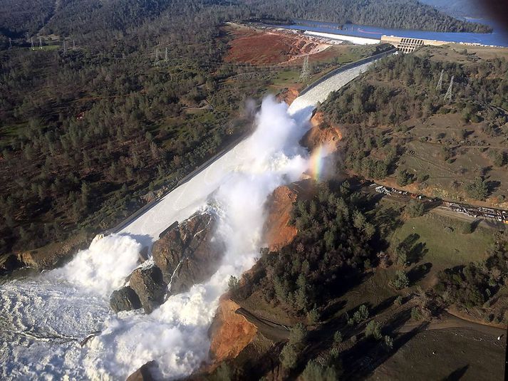 Vatnflaumurinn streymir úr skemmdri yfirfallsrás Oroville-stíflunnar í Kaliforníu.