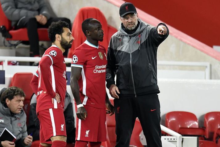 Jürgen Klopp ræðir við þá Sadio Mane og Mohamed Salah fyrir leik á Anfield.