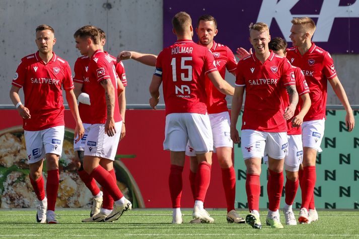 Valsmenn eru á heimavelli í kvöld og þurfa góð úrslit ætli þeir áfram í næstu umferð þar sem bíður skoska félagið St. Mirren.