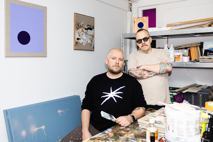 Myndlistarmennirnir Unnar Ari Baldvinsson og Árni Már Erlingsson segja komandi ár verða ár tilrauna. Þeir hafa komið sér vel fyrir úti á Granda og bjóða í fögnuð á nýju vinnustofunni.
