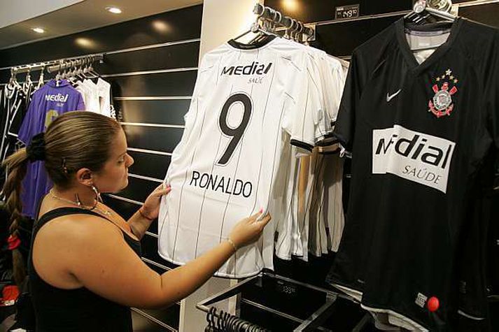 Kona skoðar treyju Corinthians sem merkt er Ronaldo.