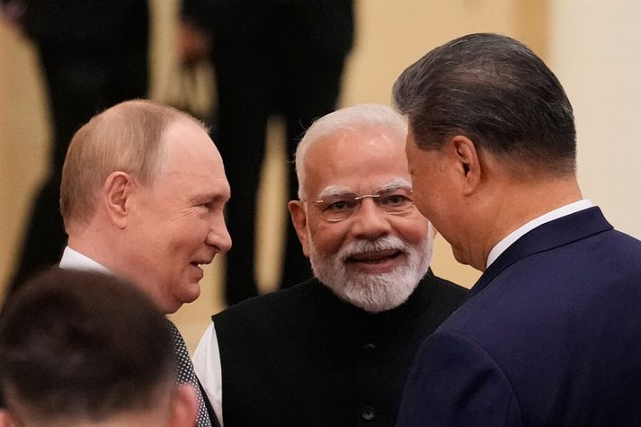 Pútín, Módí og Xi voru kumpánlegir í Tianjin í Kína í gær.