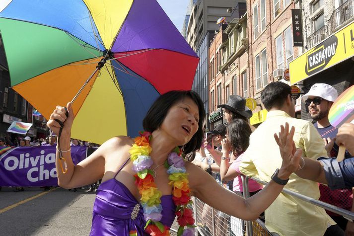 Chow tók þátt í gleðigöngu Toronto-borgar á sunnudag.