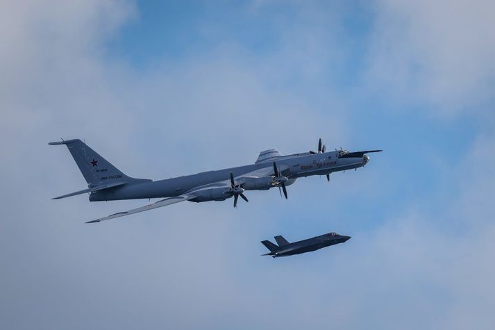 Bresk F-35 orrustuþota fylgir rússneskum „birni“ frá flugmóðurskipinu HMS Prince of Wales í Noregshafi 2. júlí 2026.