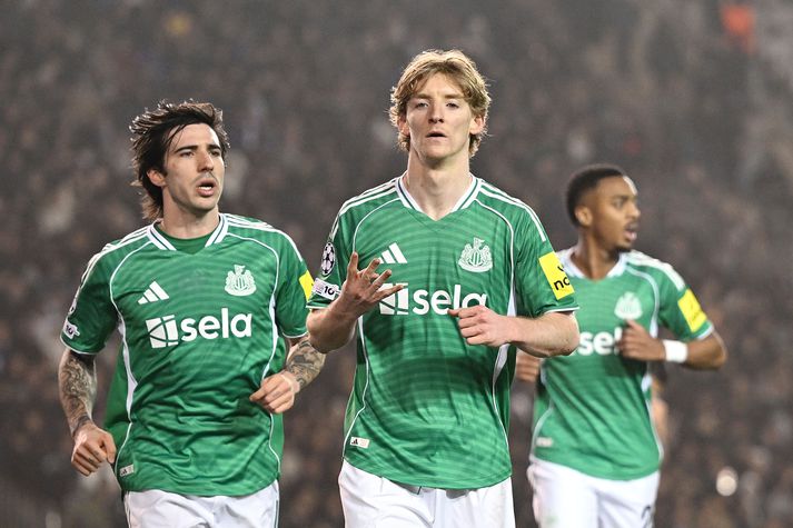 Anthony Gordon gefur merki um fjórða mark sitt í stórsigri Newcastle United í kvöld.