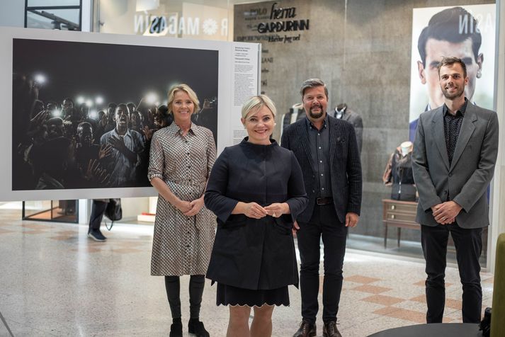 Baldvina Snælaugsdóttir, markaðsstjóri Kringlunnar, Lilja Dögg Alfreðsdóttir, mennta- og menningarmálaráðherra, Sigurjón Örn Þórsson, framkvæmdastjóri Kringlunnar, og Kristinn Magnússon, formaður Blaðaljósmyndarafélags Íslands, við sigurmynd keppninnar.