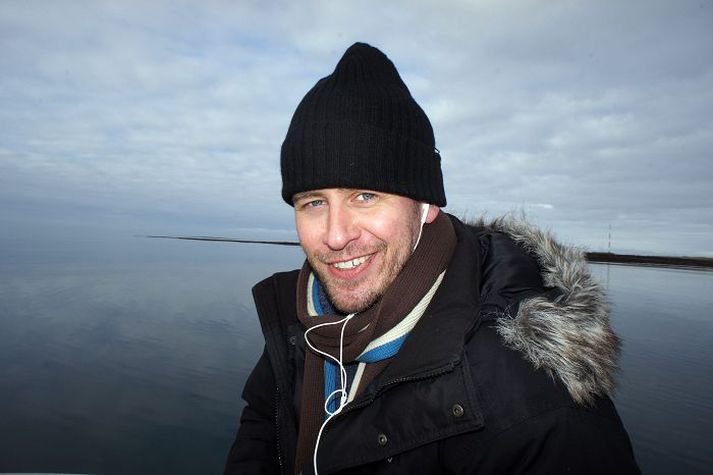 Leikstjórinn Guðmundur Þór segist hafa valið listræn sjónarmið fram fyrir raunsæið í Eurovision-myndbandinu.
