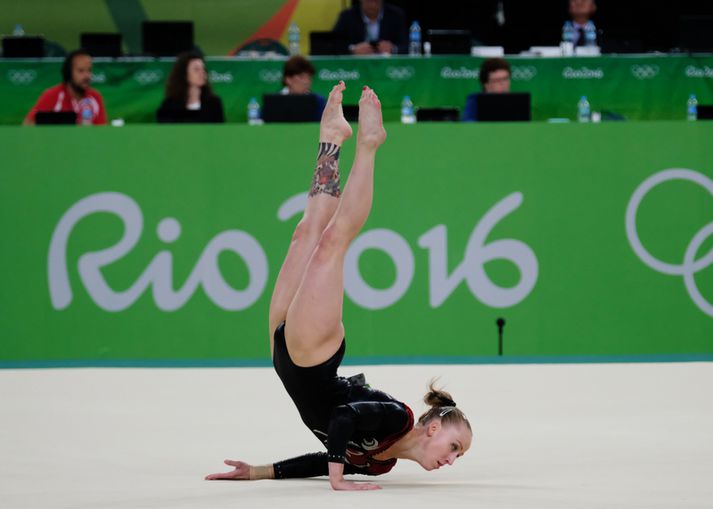 Irina Sazonova í æfingum á gólfi í kvöld.
