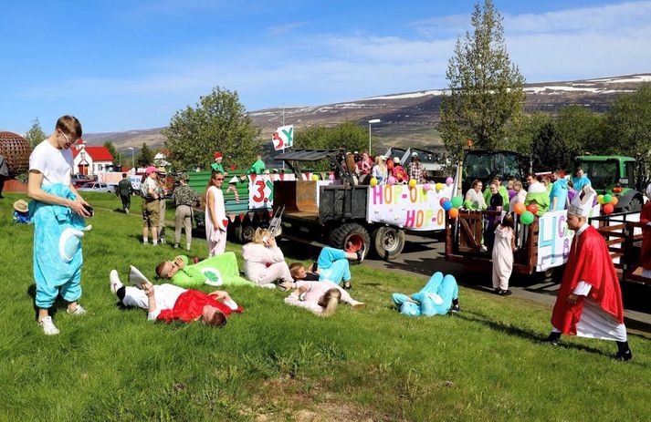 Frá dimmiteringu MA í gær. Hver bekkur sér um að útvega faraskjóta fyrir dimmisjón en algengast er að nemendur séu í vagni, sem dreginn er af traktori.