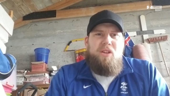 Kári var hress og kátur í skúrnum í dag.