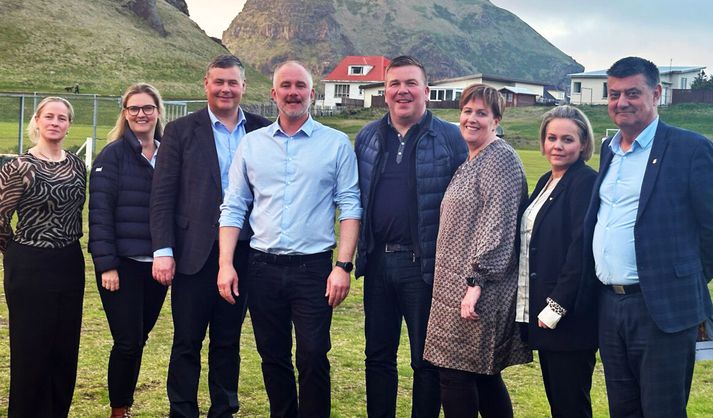 Stjórn ÍBV ásamt forsvarsmönnum UMFÍ og ÍSÍ þegar aðildarsamningur var undirritaður í Vestmannaeyjum. 