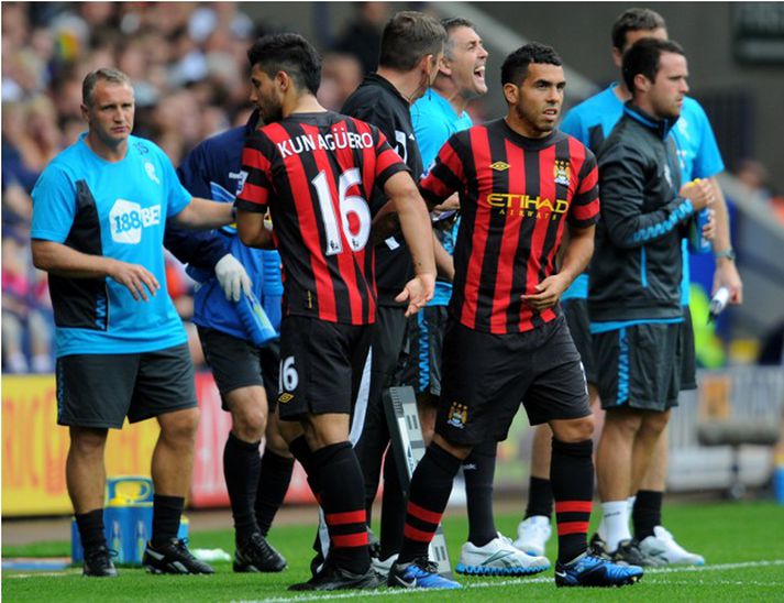 Tevez kemur hér inná fyrir Aguero í leik með Man. City.